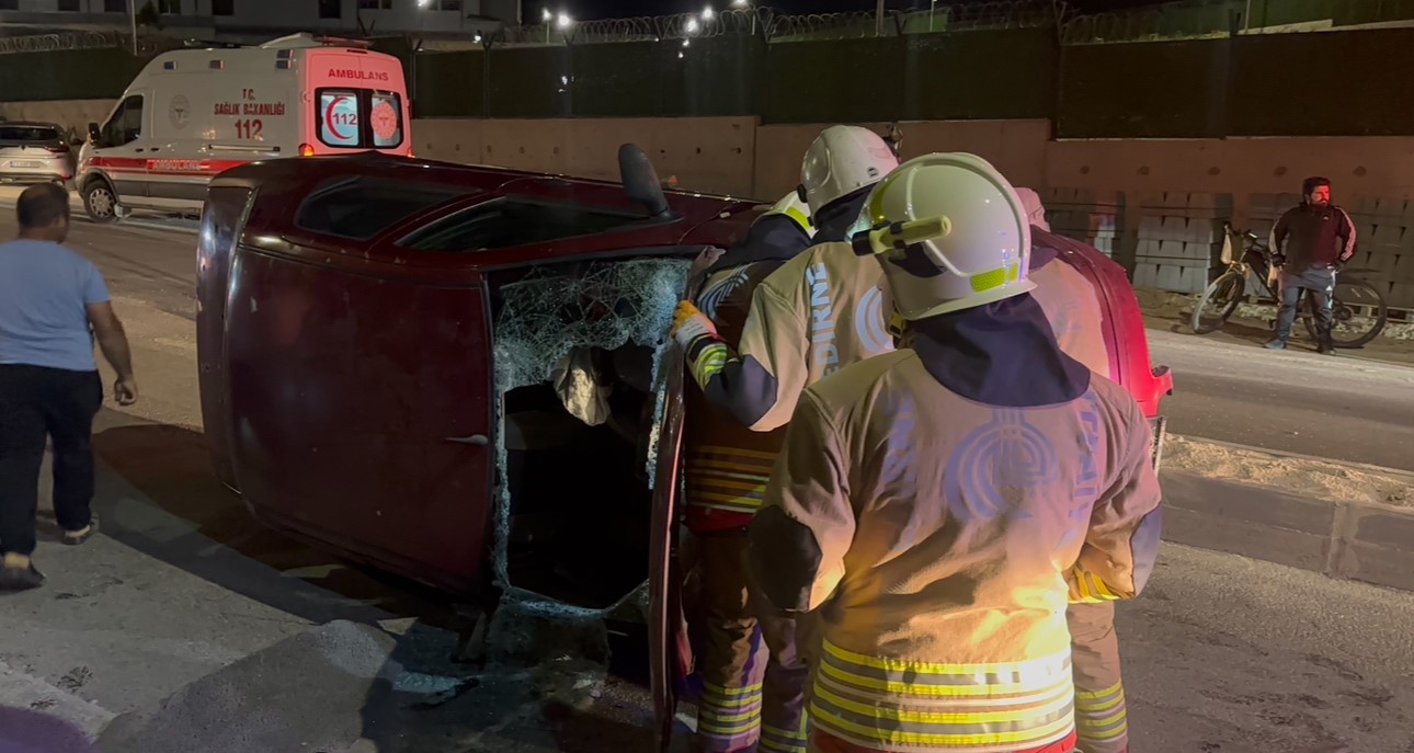 Edirne’de refüje çarpıp yan yatan otomobildeki 2 kişi kurtarıldı
?v=1