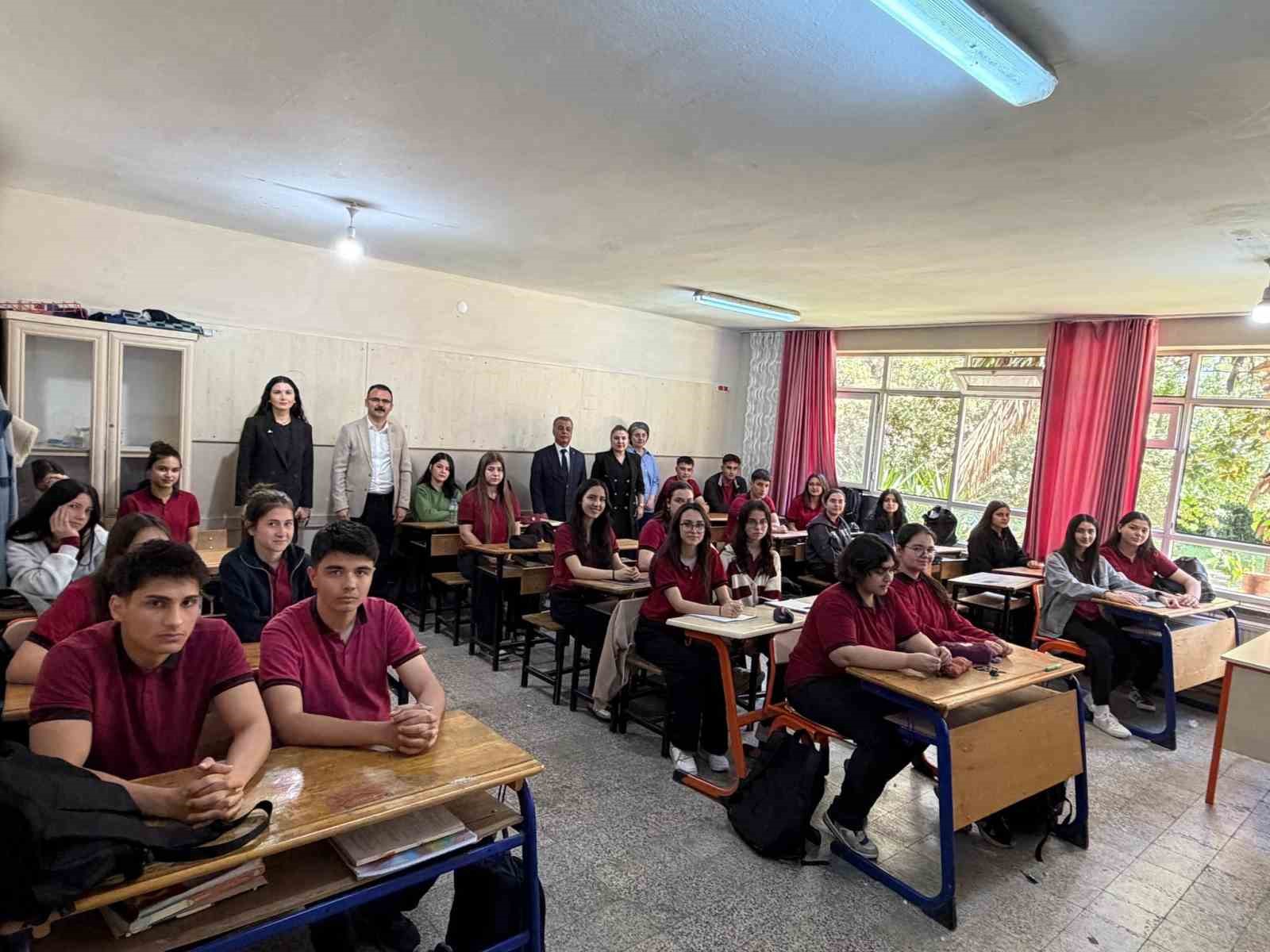 Kaymakam Ateş liseli öğrencilerle bir araya geldi
?v=1