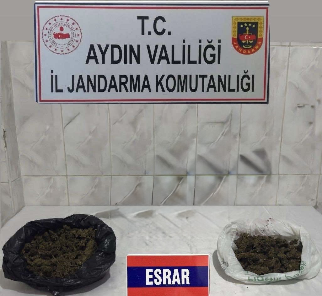 Durdurulan araçta uyuşturucu ve ruhsatsız silah ele geçirildi
?v=1