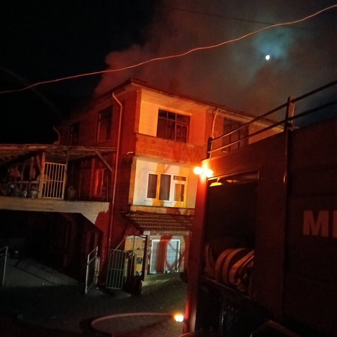 Bolu’da 3 katlı binada yangın çıktı
?v=1