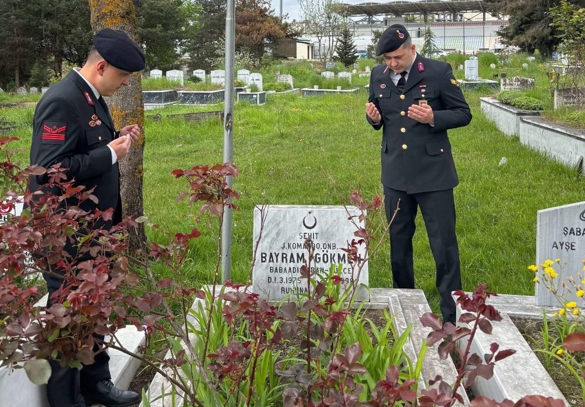 Jandarma şehit Gökmen’i kabri başında andı
?v=1