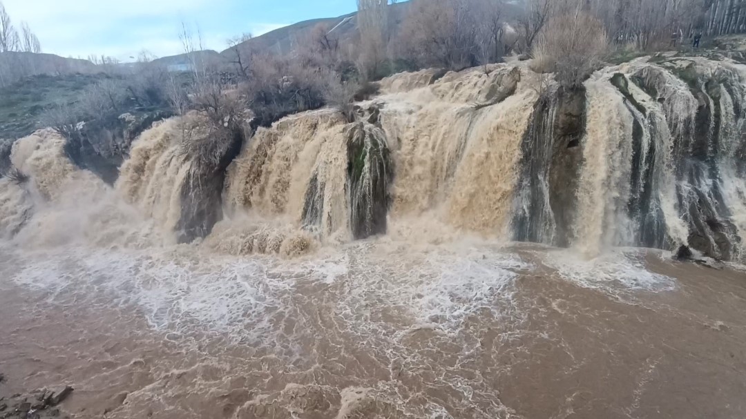Karların erimesiyle Muradiye Şelalesi coştu
?v=1