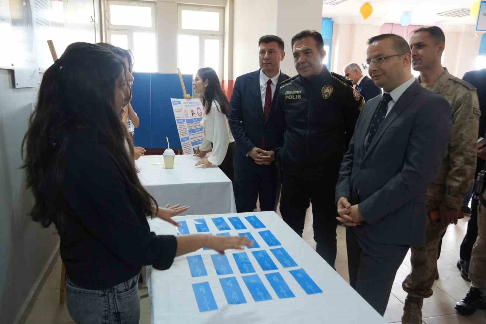 Cizre’de Bilim Fuarı yoğun ilgi gördü
?v=1