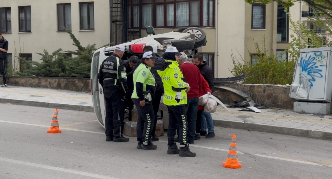 Edirne’de kontrolden çıkan hafif ticari araç yan yattı: Sürücü yaralandı
?v=1