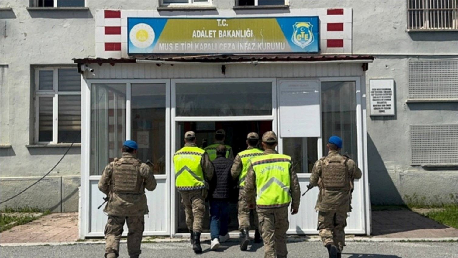 30 yıl hapis cezası bulunan şahıs Muş’ta yakalandı
?v=1