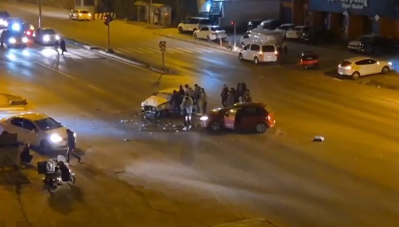 Otomobiller kafa kafaya çarpıştı; 2 yaralı
?v=1