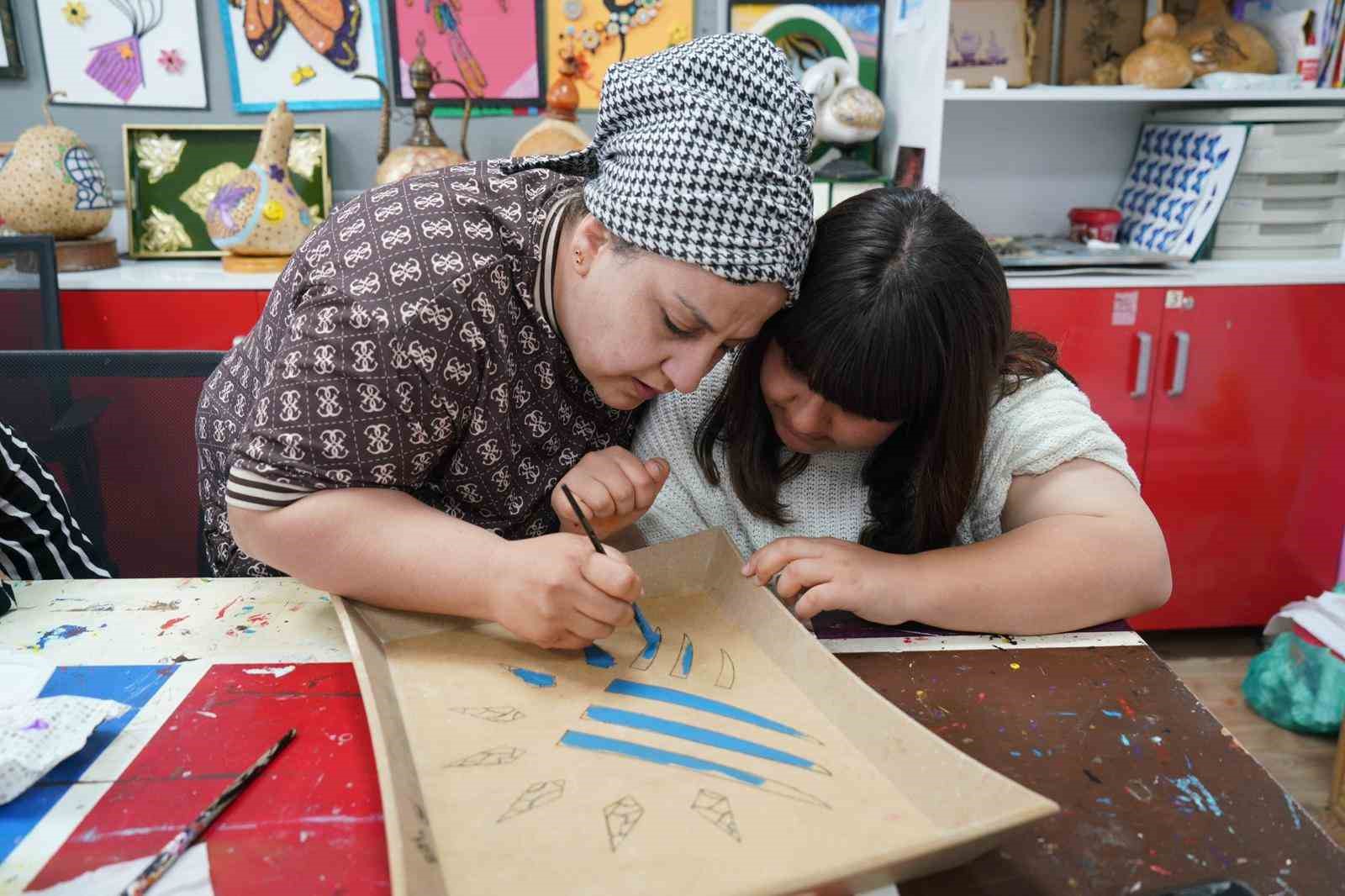 Engelsiz Yaşam Merkezi engelleri sanatla aşıyor
?v=1