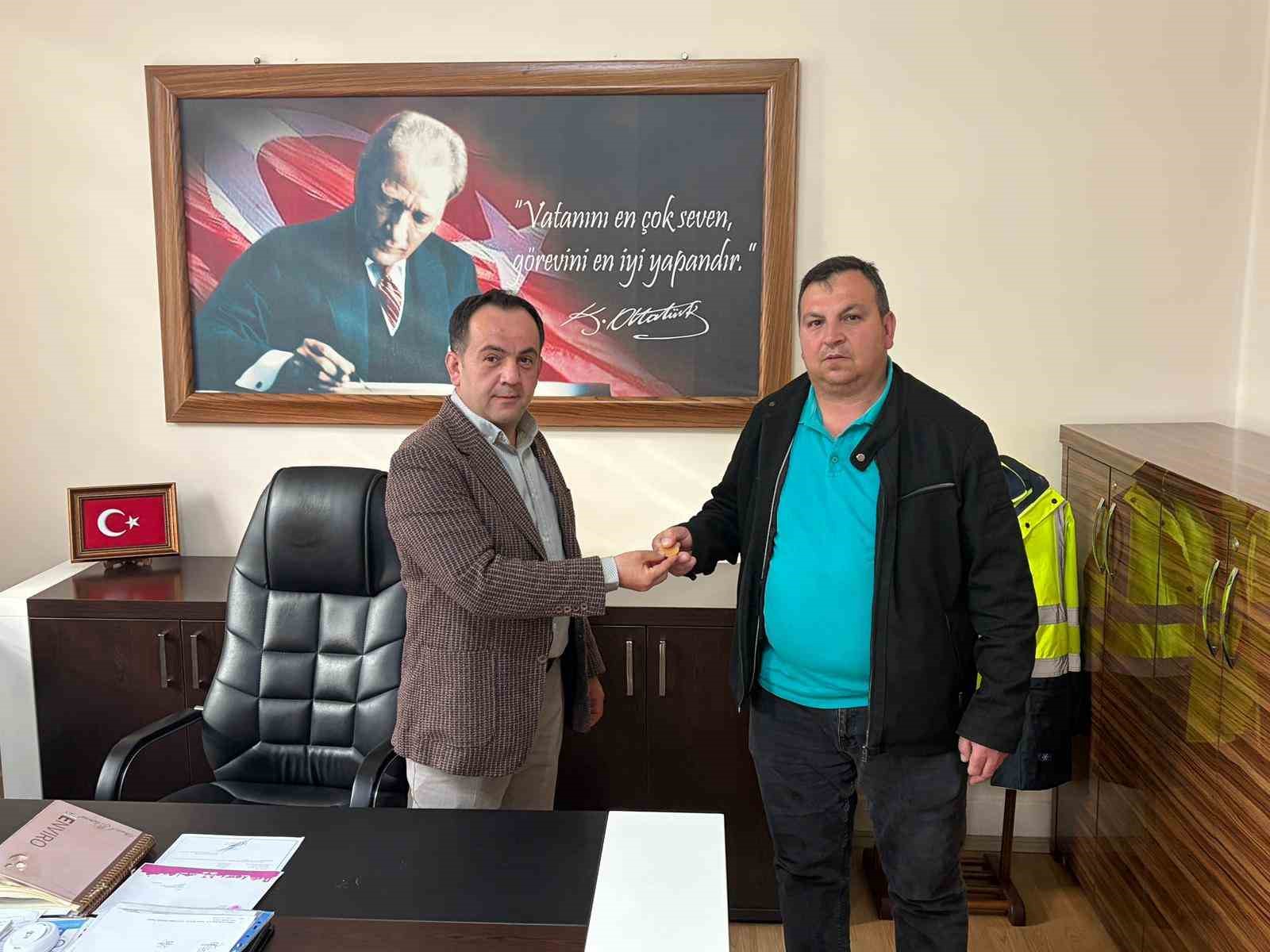 Belediye personelinin bulduğu 17,5 gram altın sahibine teslim edildi
?v=1