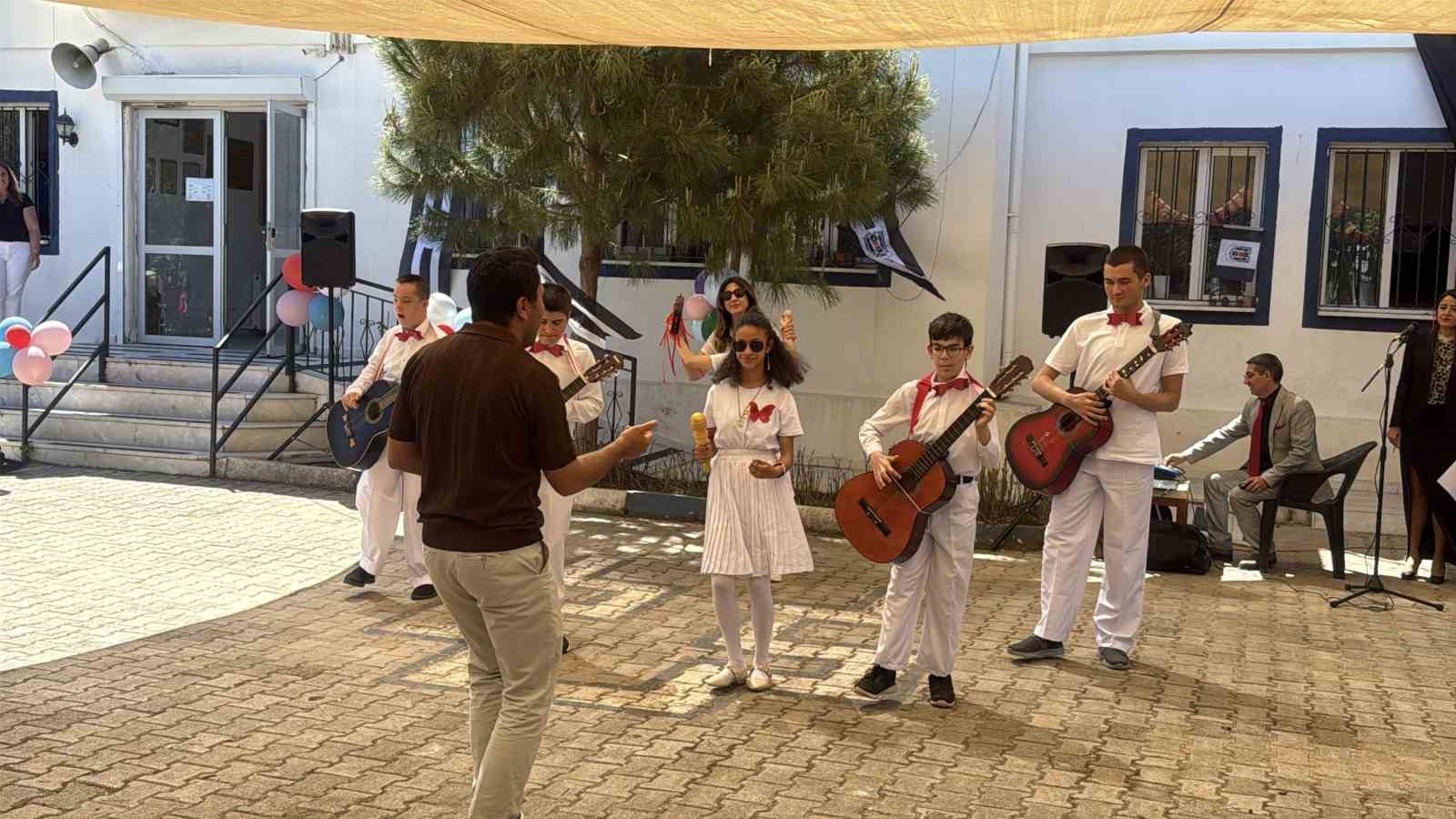 Bodrum’da özel öğrencilerden alkışlanan performans:  Hem vals yaptılar hem atölye açtılar 
?v=1