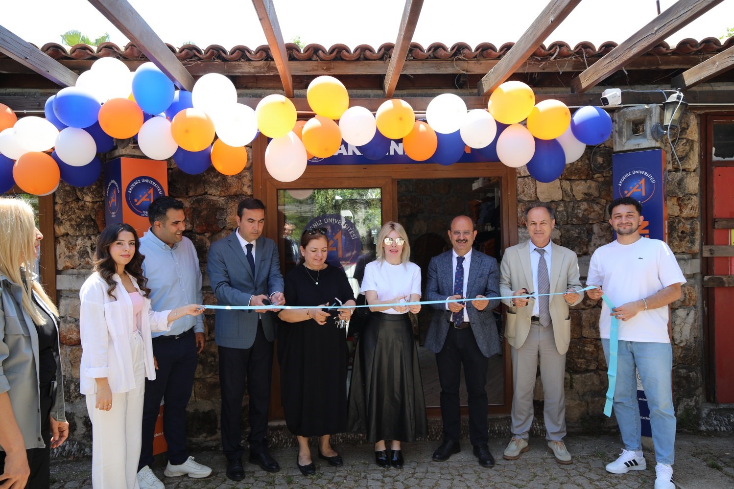 Akdeniz Üniversitesi logolu ürünler mağazası açıldı
?v=1