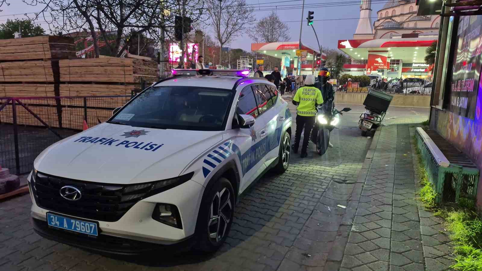 Sultangazi’de motosiklet yayaya çarptı: Kaza anı kamerada
?v=1