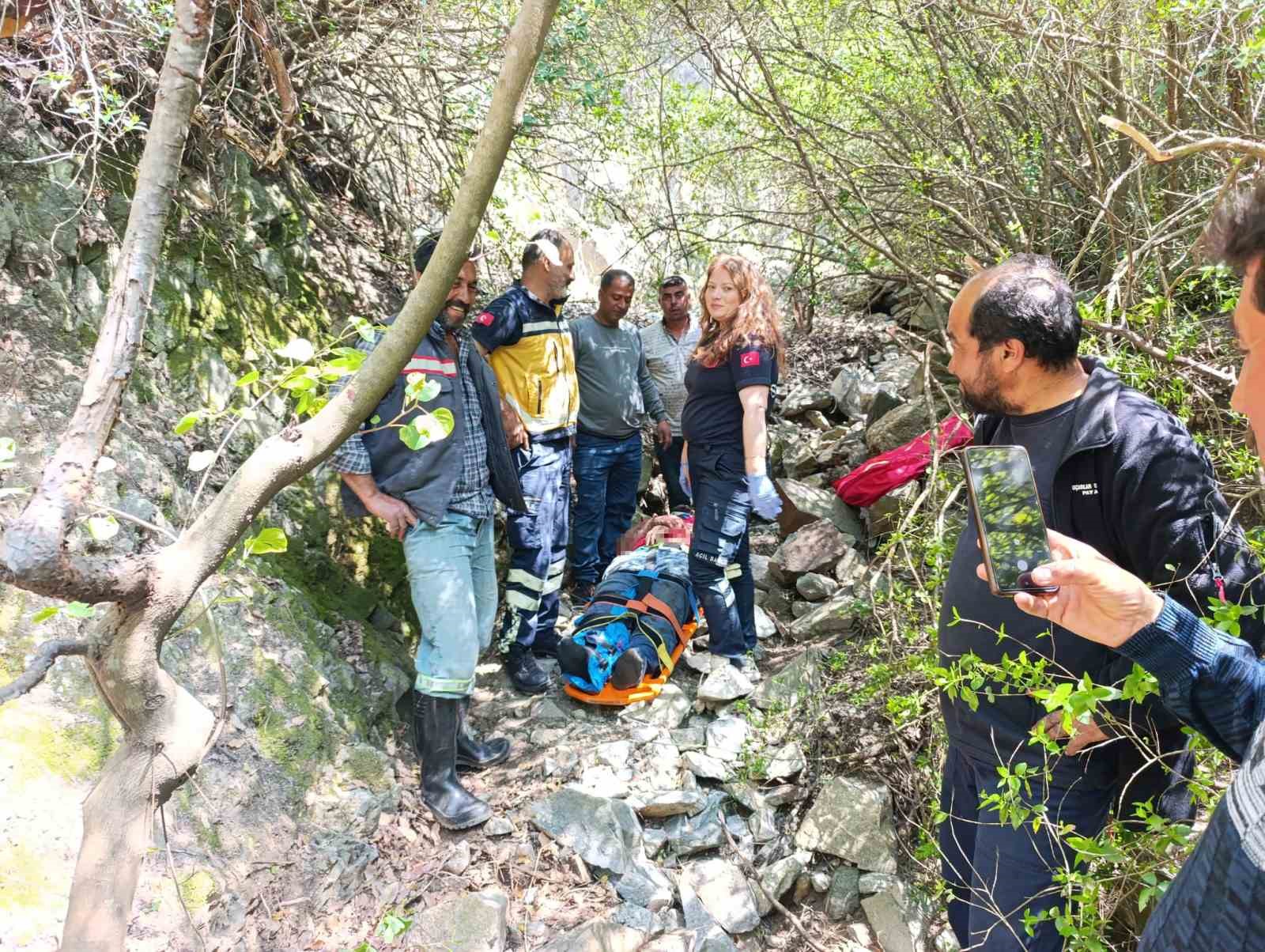 Ormanlık alanda uçurumdan düşen vatandaş yaralandı
?v=1