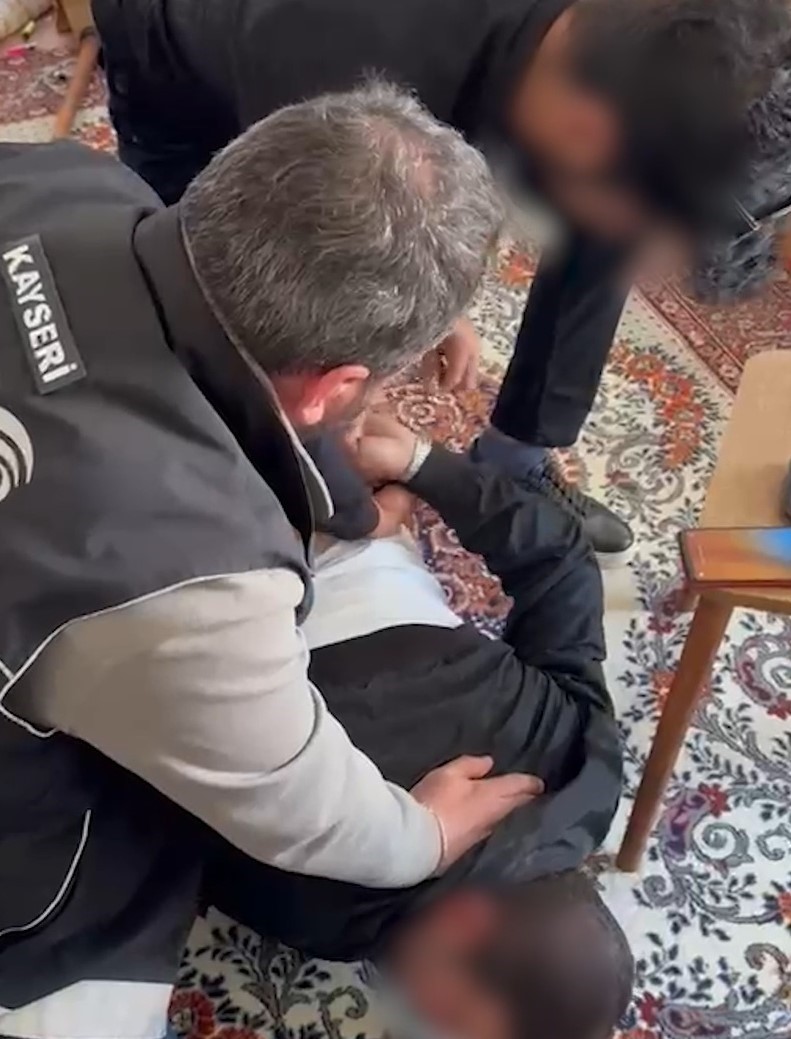 Aranan uyuşturucu taciri yakalandı
?v=1