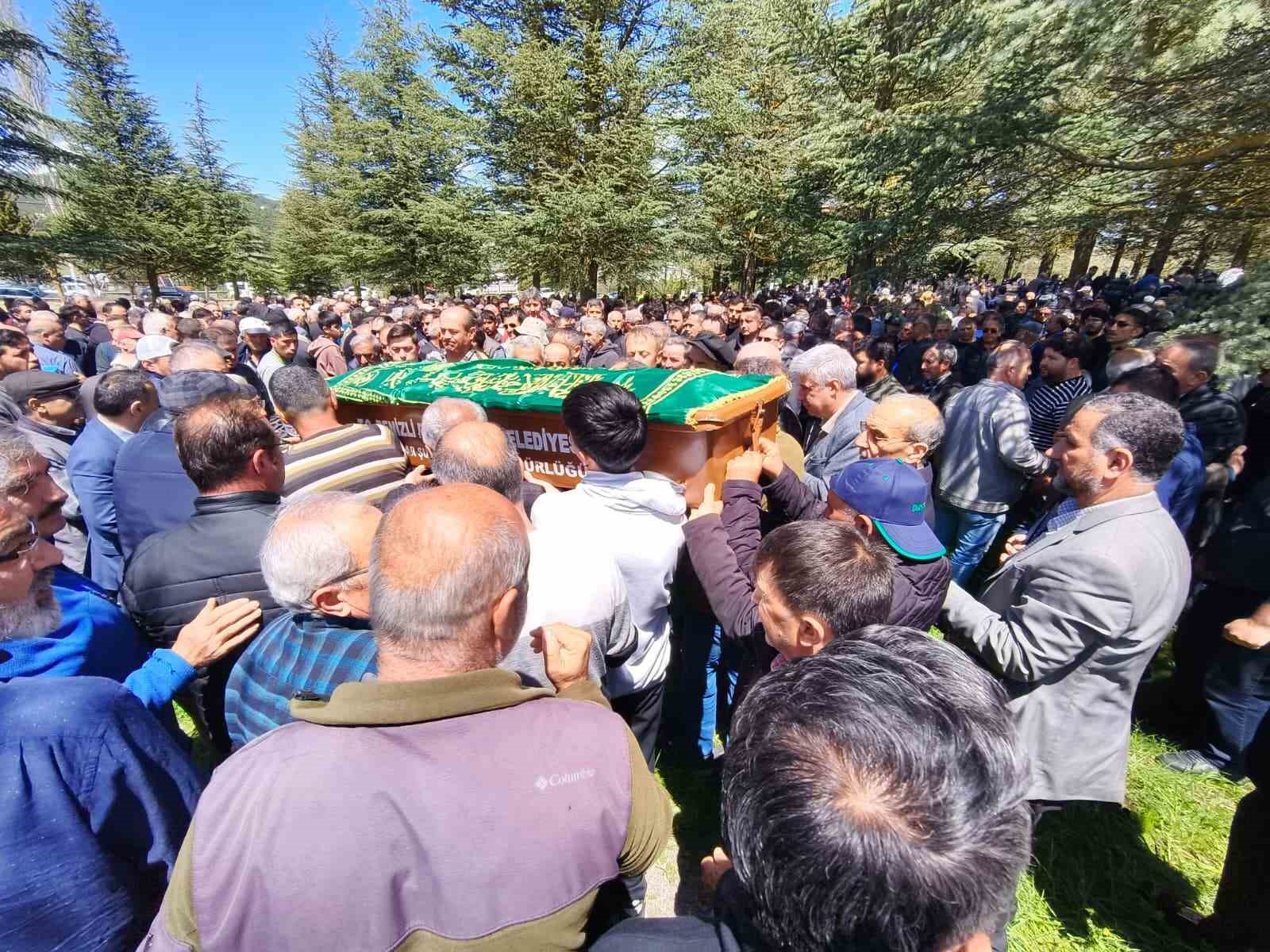 Kazada hayatını kaybeden kamyon sürücüsü son yolcuğuna uğurlandı
?v=1