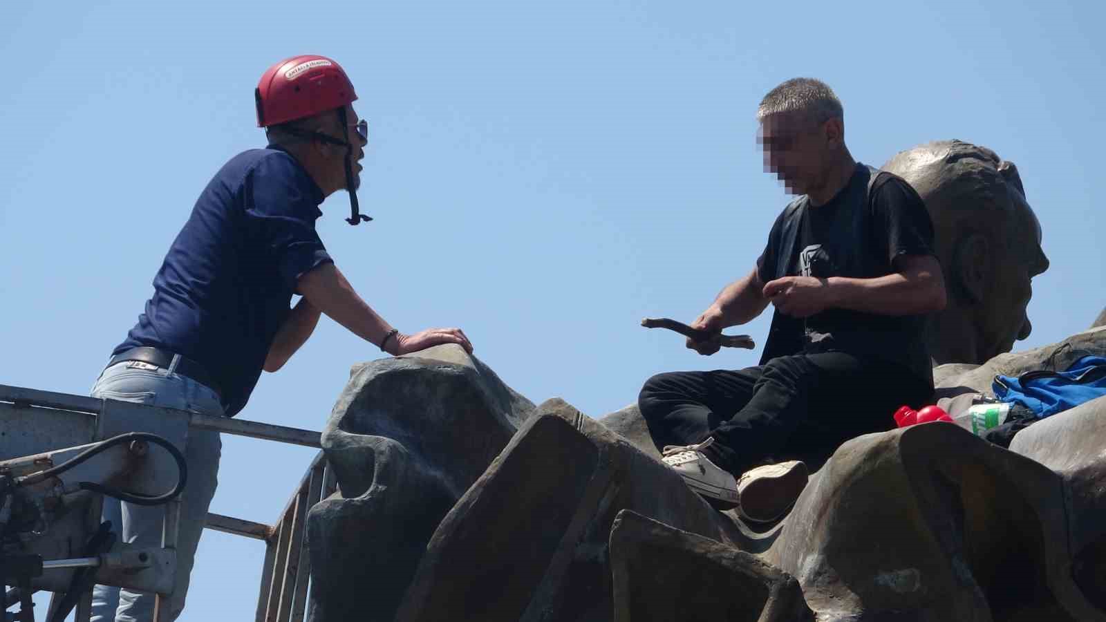 Anıtın tepesinde kulaklık takıp dans etti yanına kimseyi yaklaştırmadı
?v=1