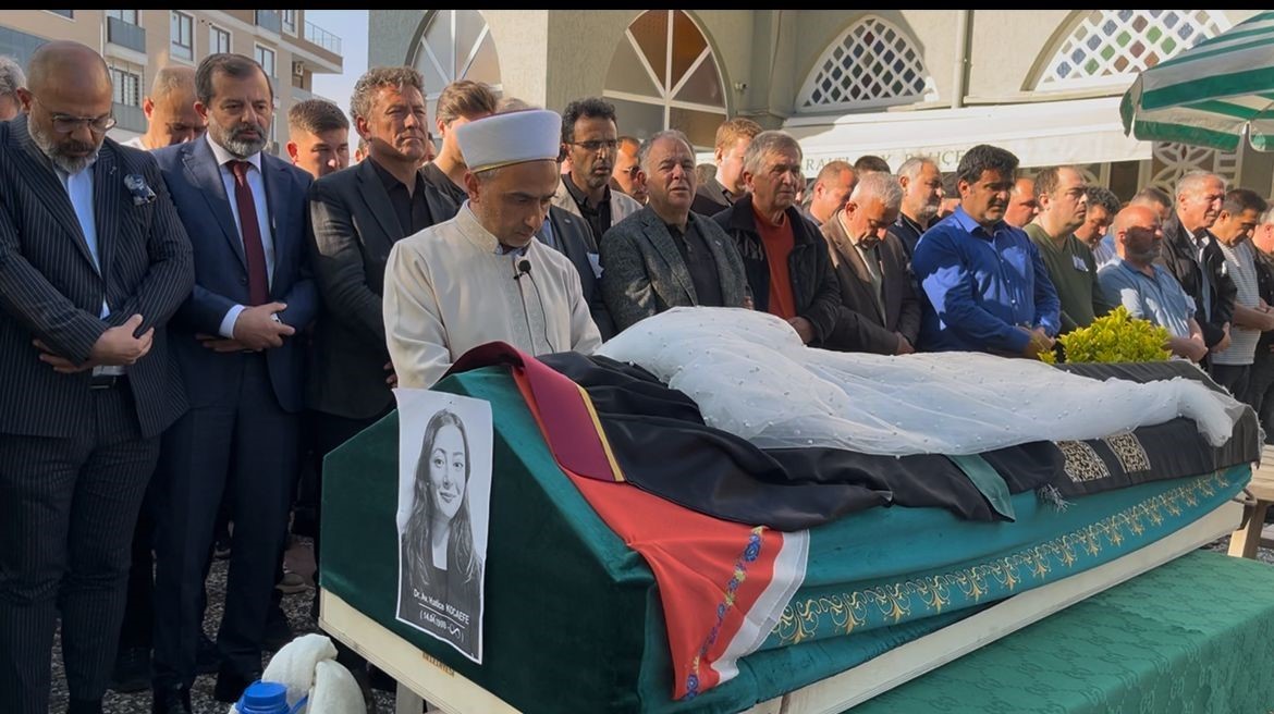 Cinayet kurbanı avukat Hatice Kocaefe duvağıyla son yolculuğuna uğurlandı
?v=1