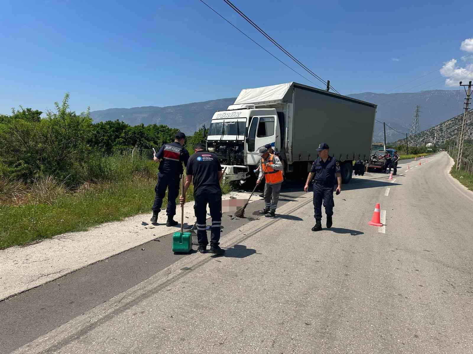 Kamyonla çarpışan motosikletli hayatını kaybetti
?v=1