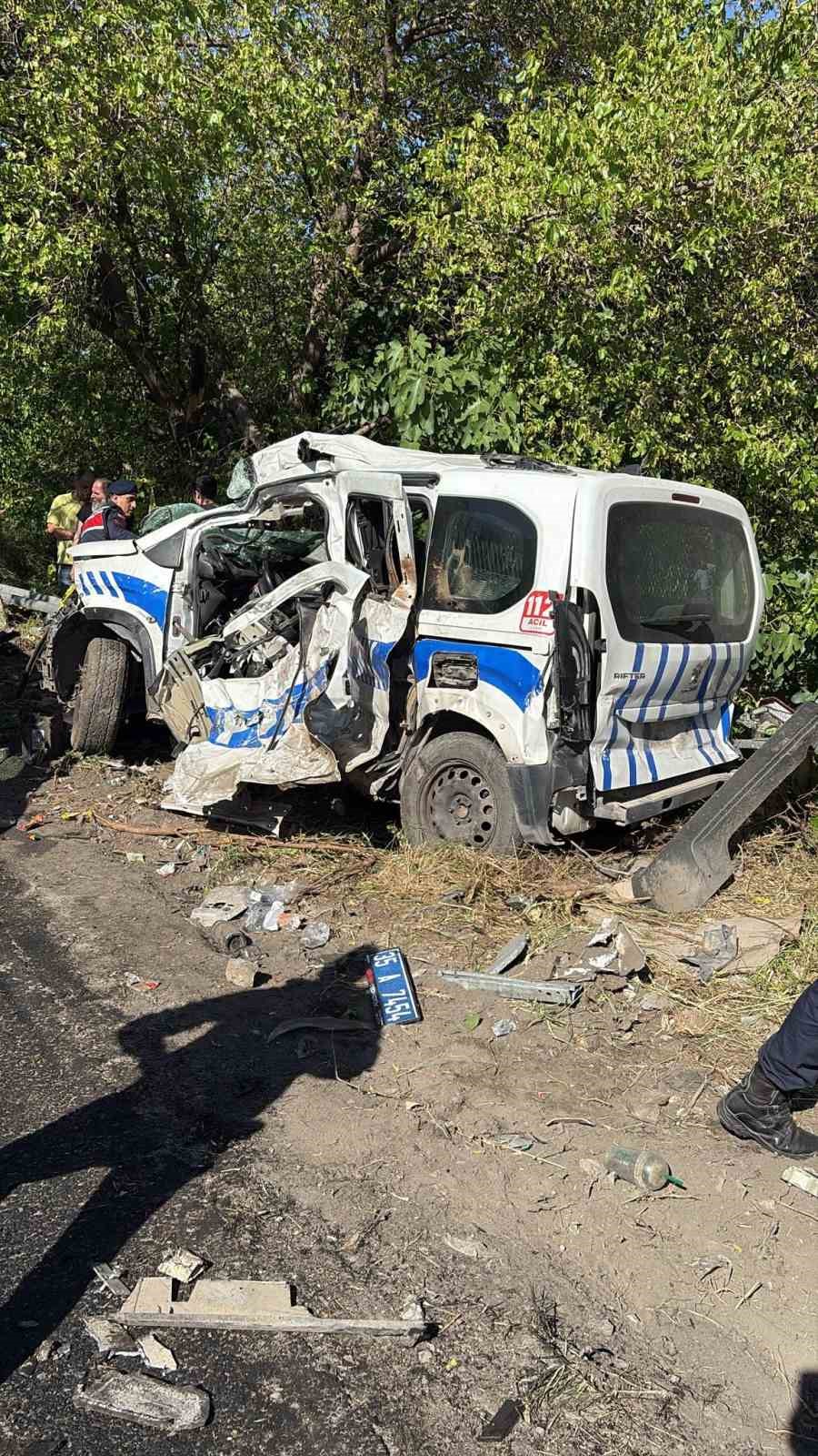 Bornova’da freni patlayan tır karşı şeride geçti: Ölü ve yaralılar var
?v=1