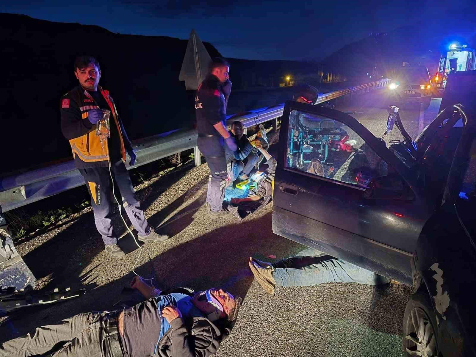 Van’da kaçak göçmenleri taşıyan otomobil kaza yaptı: 7 yaralı
?v=1