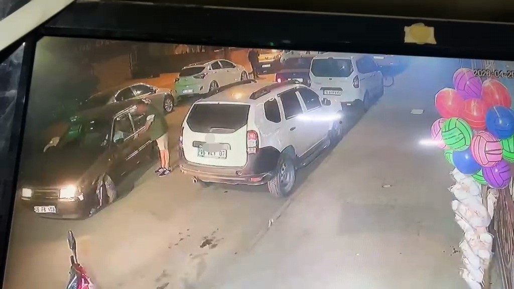 Direksiyon başında kalp krizi geçirince kaza yaptı: Kalbi duran sürücüye 112 ekipleri müdahale etti
?v=1