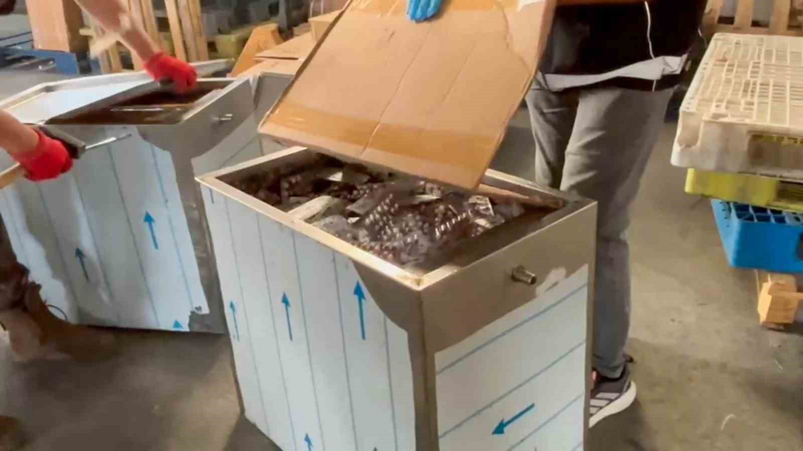 Metal kolilerden binlerce sentetik hap çıktı: 2 kişi tutuklandı
?v=1