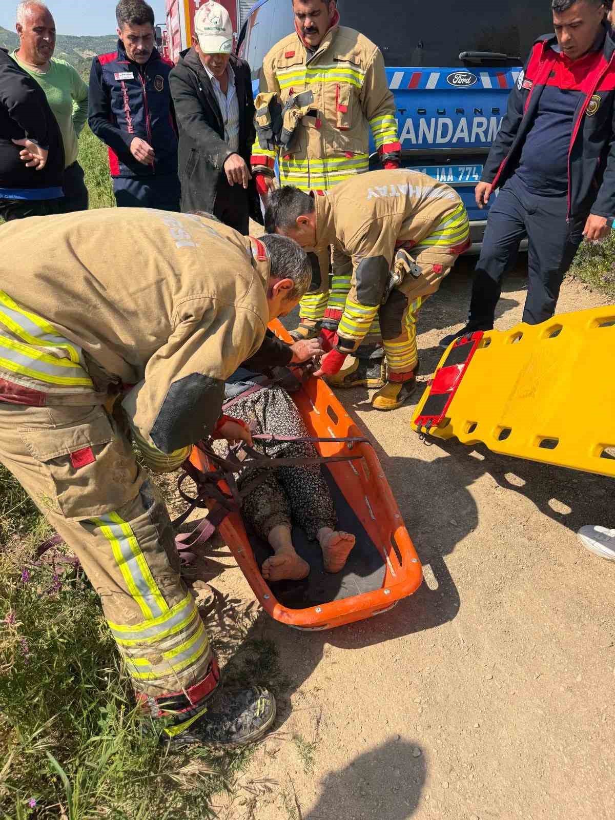 Antakya’da traktörün altında kalan kadın yaralandı
?v=1