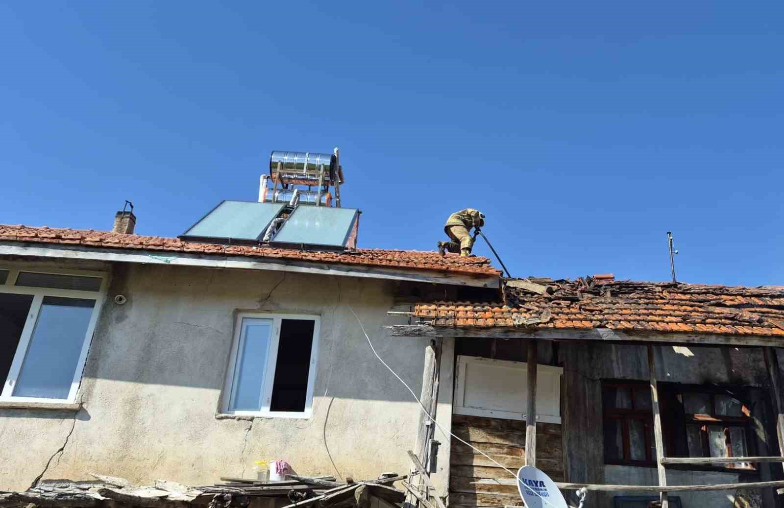 Burdur’da çıkan yangında ev ve ahır zarar gördü
?v=1