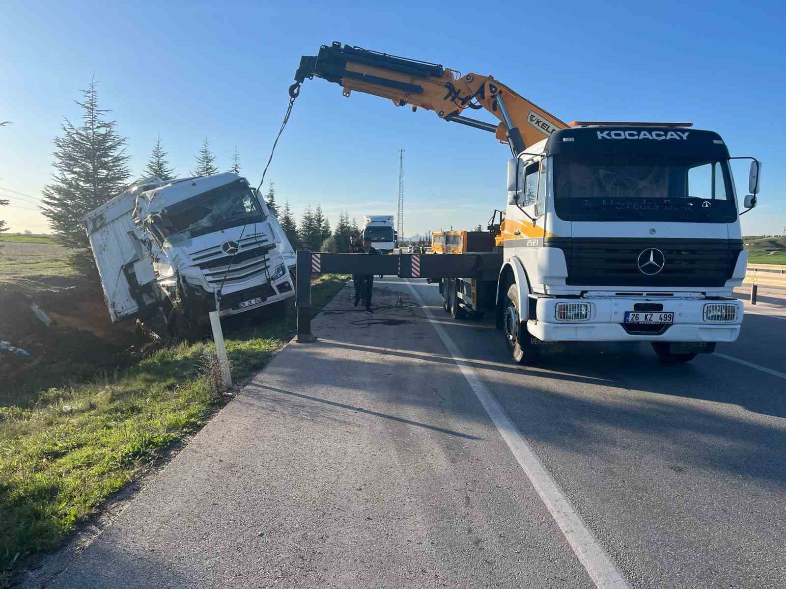 Ev eşyası yüklü tır şarampole devrildi
?v=1