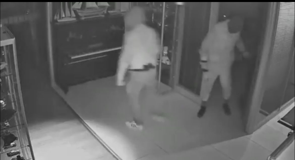 Maskeli beşler girdikleri işletmelerde çelik kasaları böyle patlattı...
?v=1