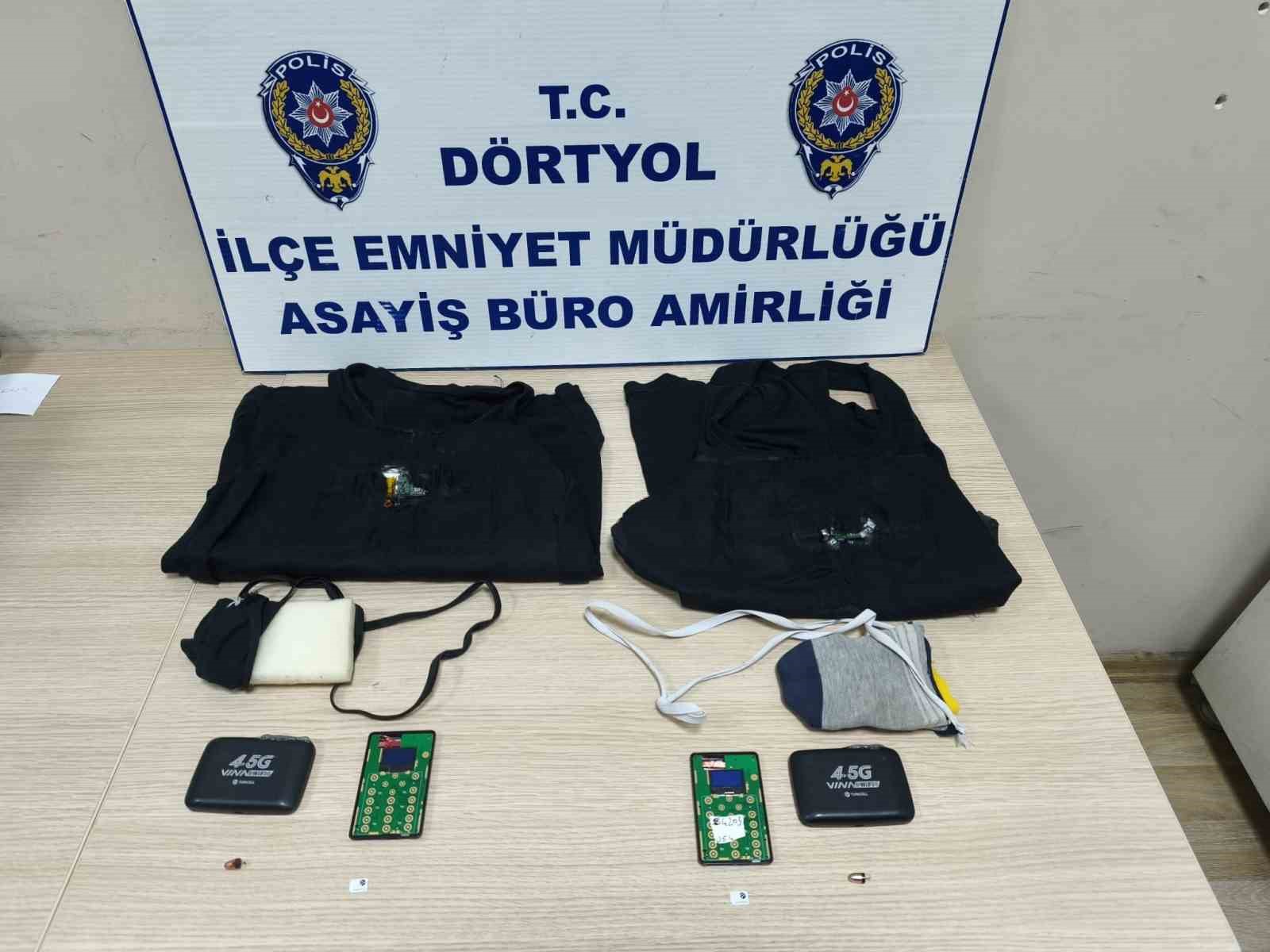 Hatay’da ehliyet sınavına kopya düzeneği ile giren iki kardeş yakalandı
?v=1