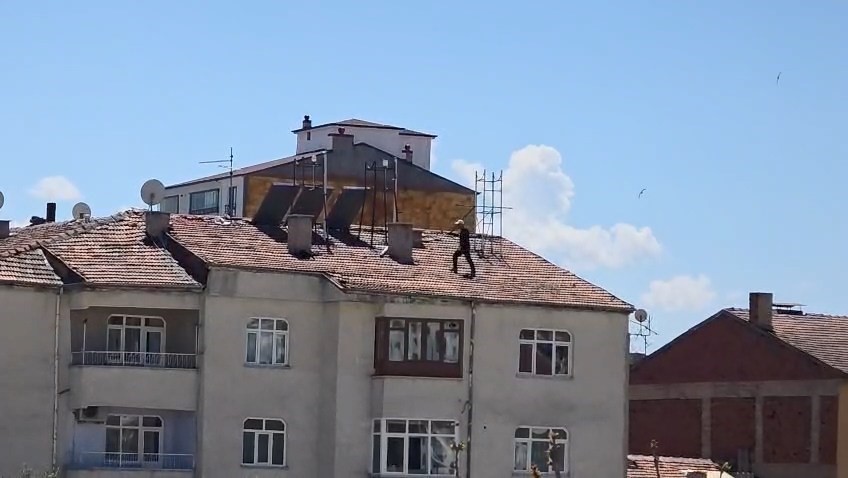 Çatıda tehlikeli çalışma, kameraya yansıdı
?v=1