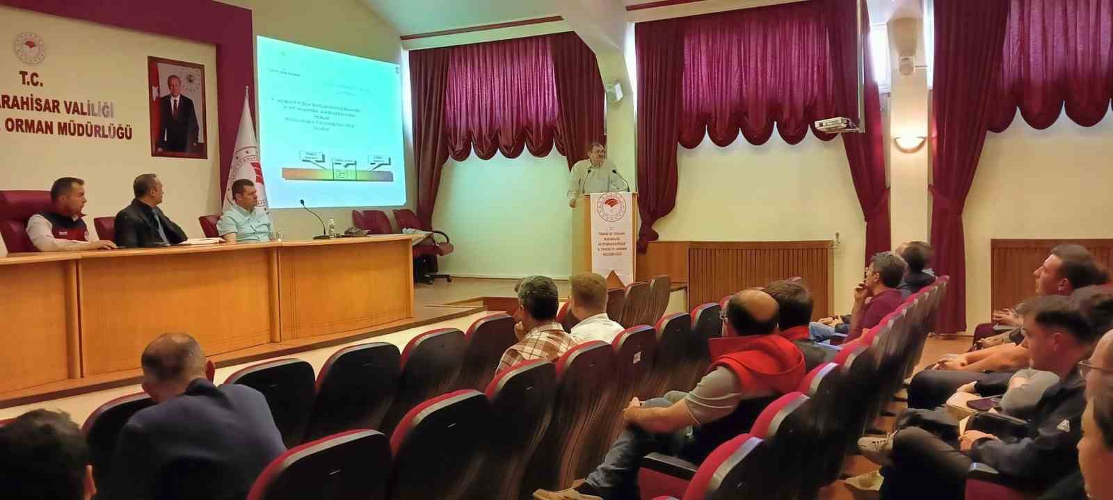 Veteriner hekimlere yönelik şap hastalığıyla mücadele toplantısı yapıldı
?v=1