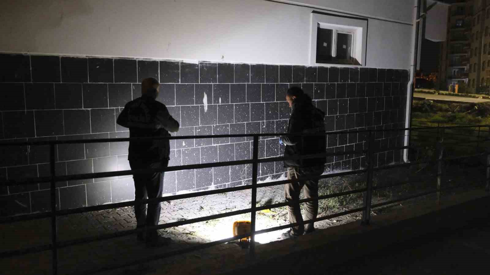 Arkadaşının evinde pencereden düşen üniversiteli kız ağır yaralandı
?v=1