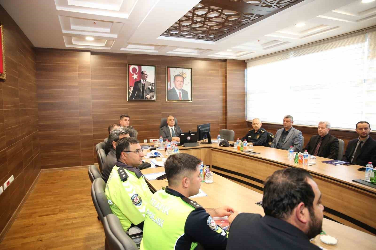 1 Mayıs’ta emniyetin aldığı tedbirler masaya yatırıldı
?v=1