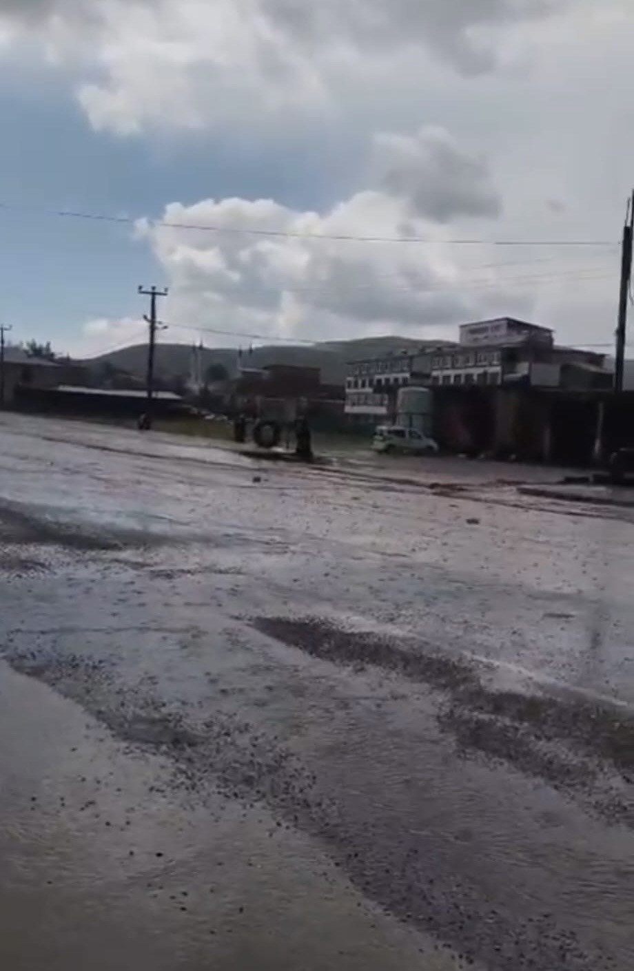 Baykan’da sağanak yağış etkili oldu: Yollar göle döndü
?v=1