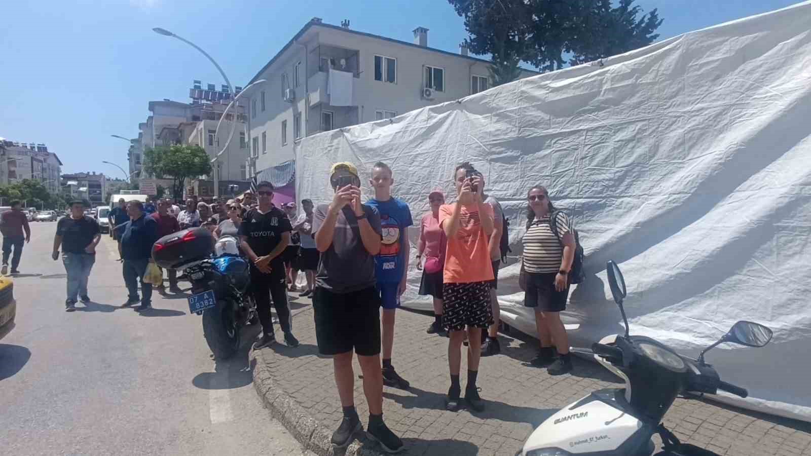 Turistler pazar alışverişini bırakıp yangın görüntüleme yarışına girdi
?v=1