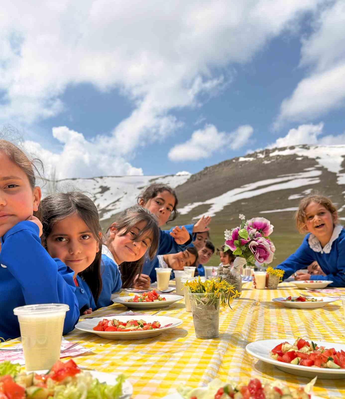 Ağrı’da öğrenciler baharı mangalla karşıladı
?v=1