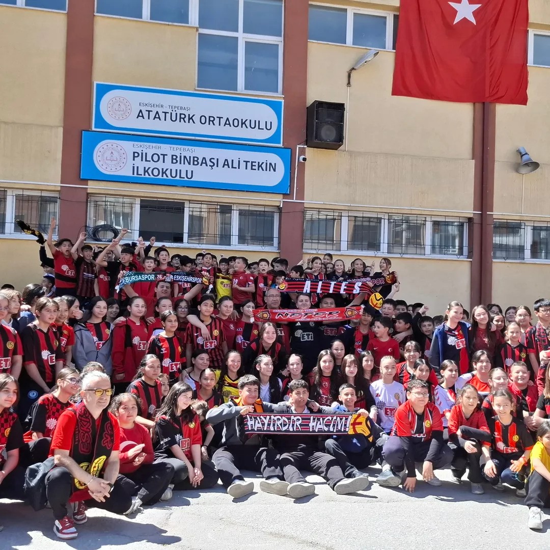 Okula Eskişehirsor formasıyla gelip teneffüslerde yaptıkları tezahüratlarla takımlarının başarısını kutladılar
?v=1
