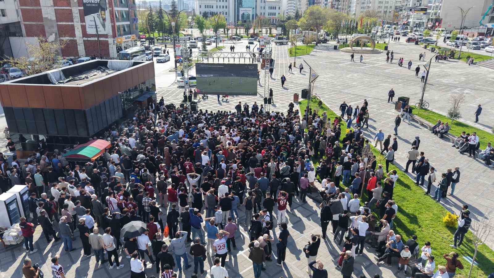 Taraftarlar Elazığspor maçını kentin göbeğinde dev ekrandan izledi
?v=1