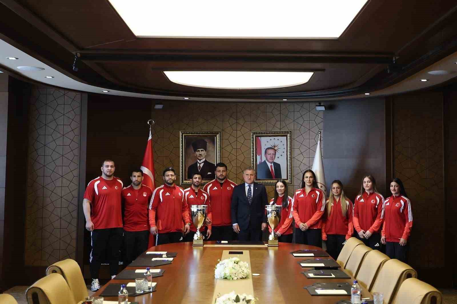 Bakan Bak, Avrupa şampiyonu milli güreşçileri ağırladı
?v=1