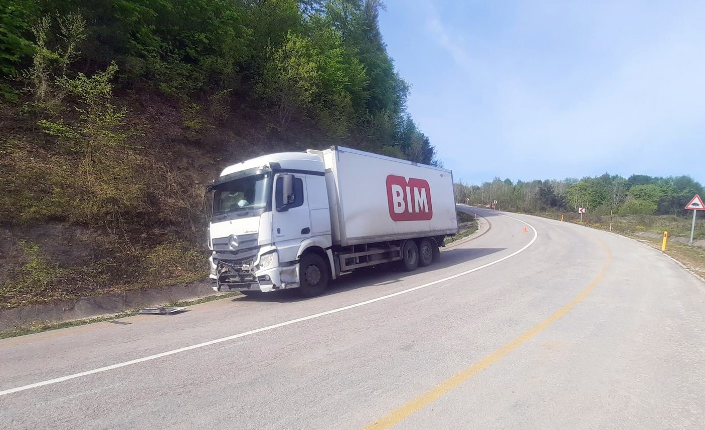 Freni boşalan kamyon başka bir kamyona çarptı: 1 yaralı
?v=1