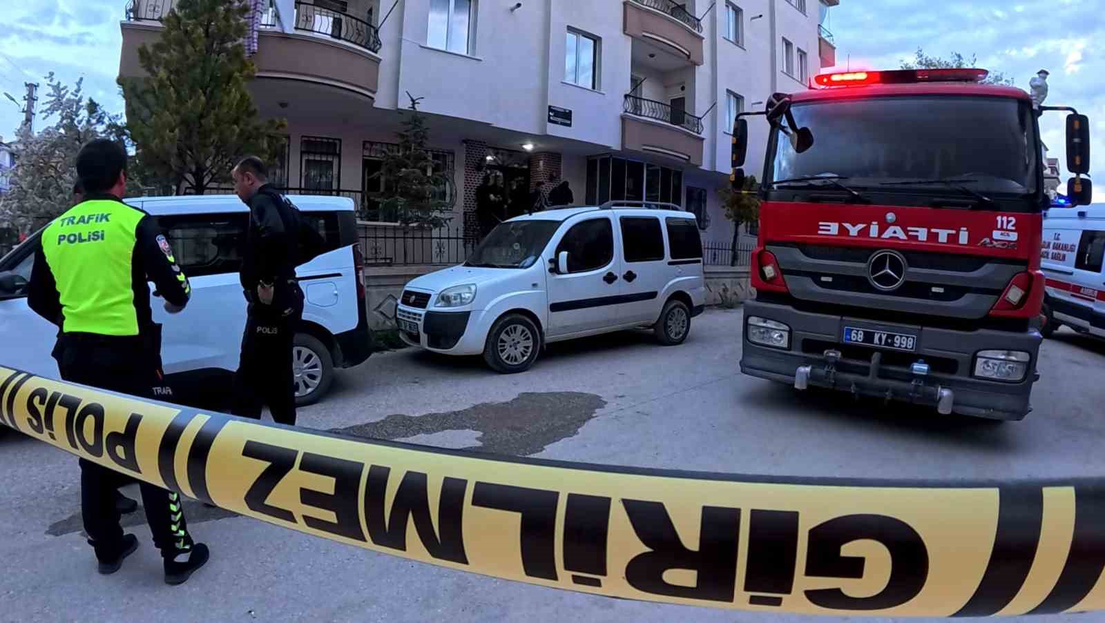 Evinde çıkan yangını söndürmek isterken yanarak can verdi
?v=1