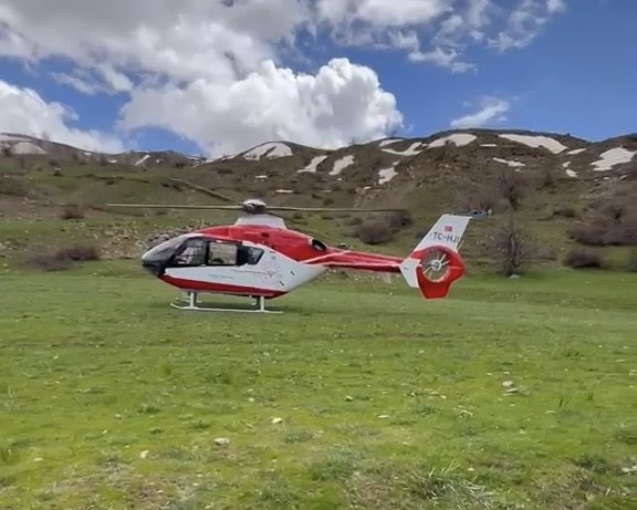 Bitlis’te kayalıklardan düşen genç için helikopter ambulans havalandı
?v=1