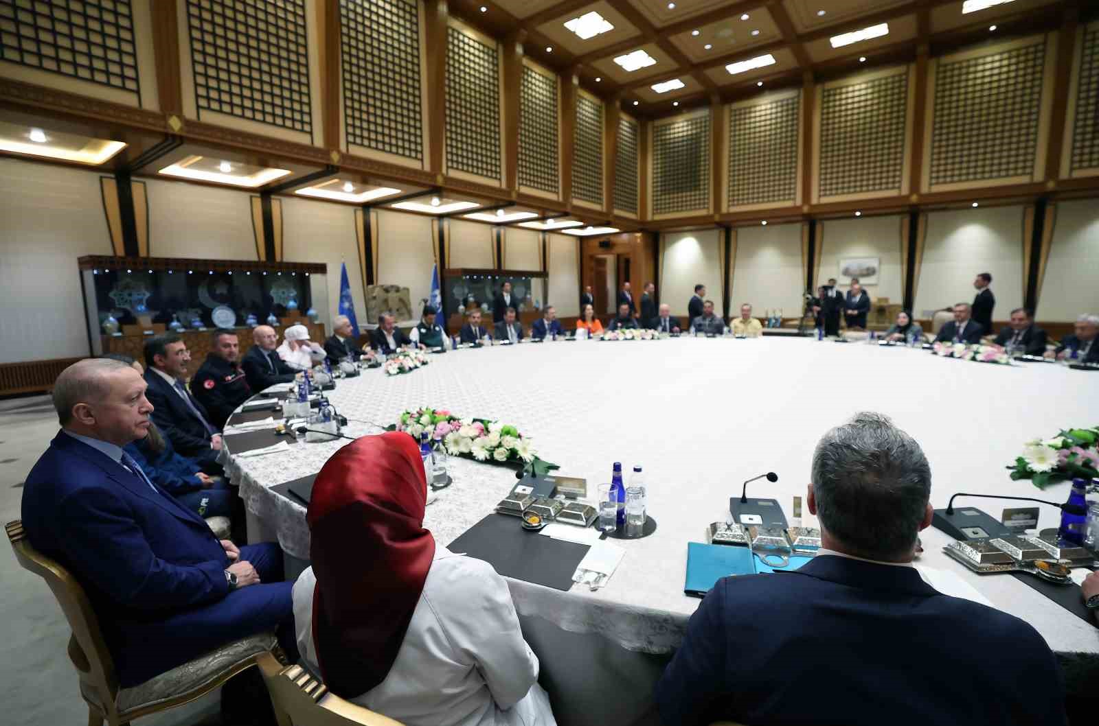 Cumhurbaşkanı Erdoğan, işçi ve işveren temsilcilerini kabul etti
?v=1