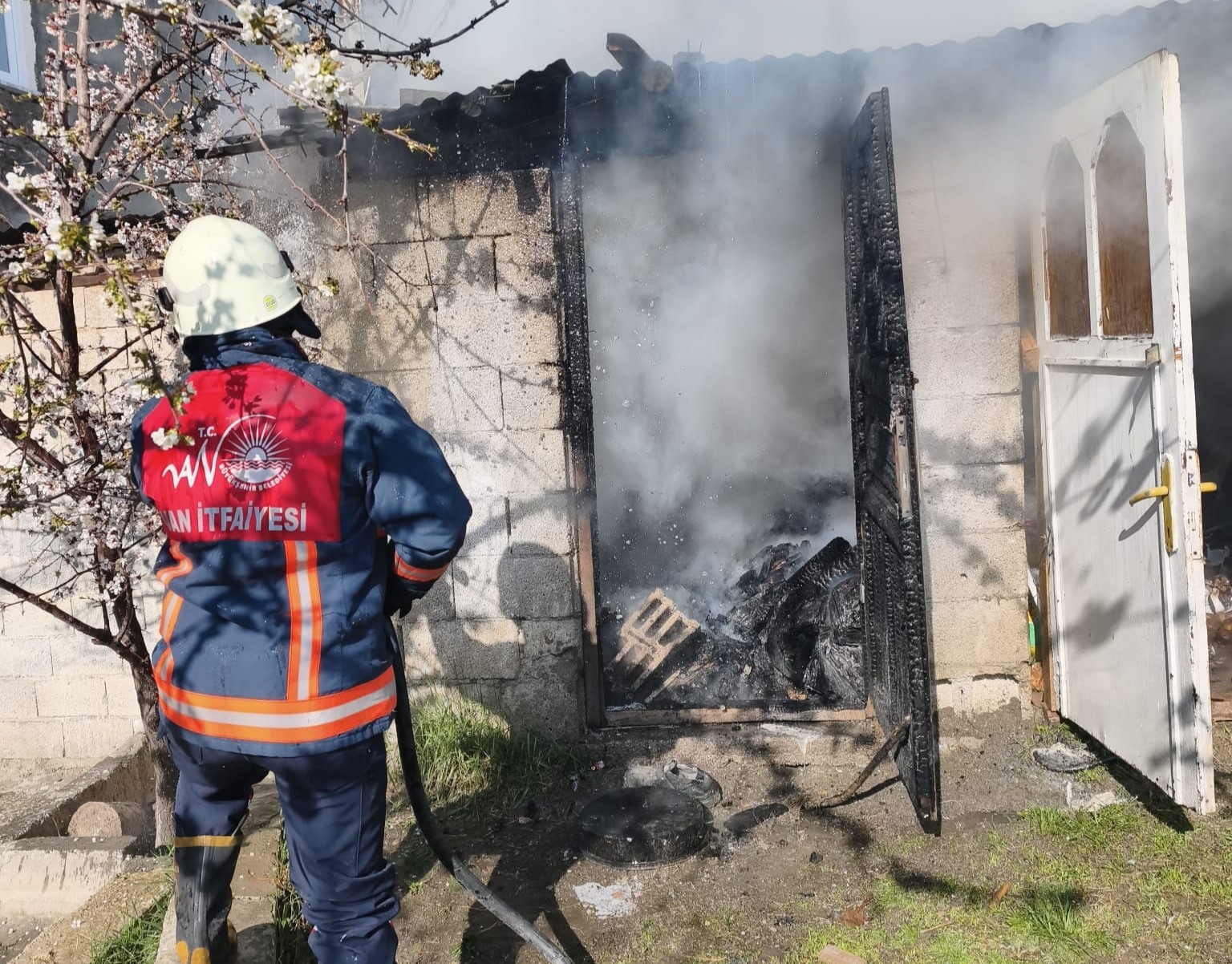 Tuşba’da odunluk yangını
?v=1