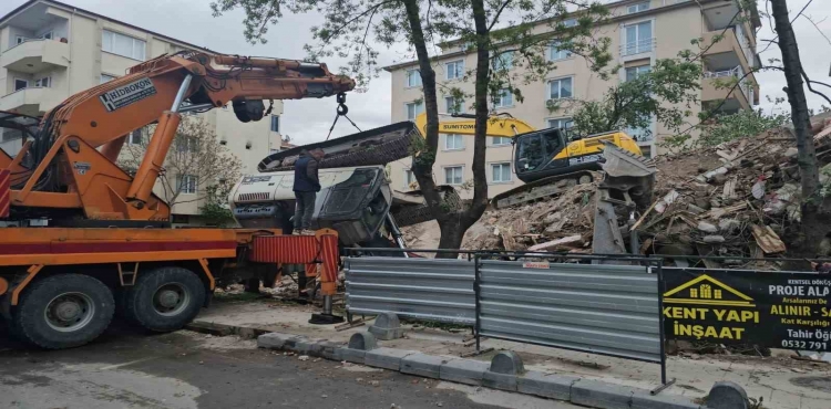 Yıkım esnasında iş makinesi devrildi?v=1