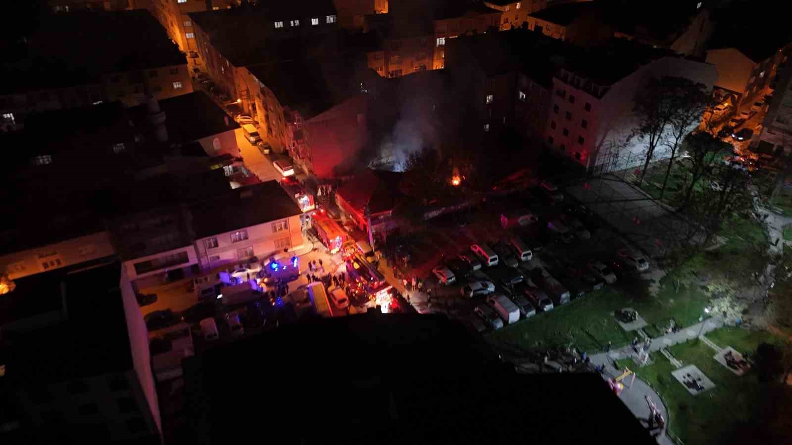 Patlama sesleri gelen gecekondu bahçesinde çıkan yangın yan binaya sıçradı
?v=1