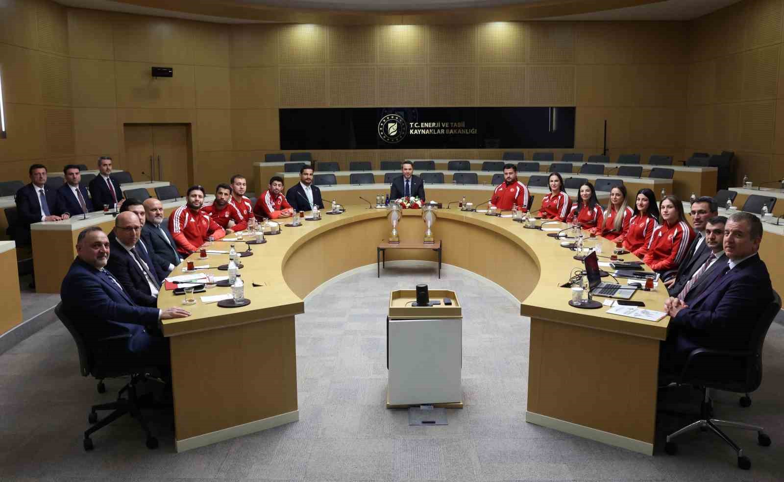 Bakan Bayraktar, milli güreşçileri ağırladı
?v=1