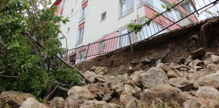Amasya’da bir binanın istinat duvarı çöktü?v=1