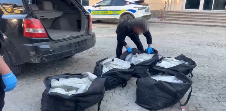 Edirne’de Moldova plakalı araçta 90 kilo skunk ele geçirildi?v=1